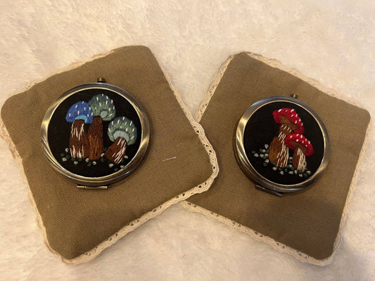 Quince Fables - Floral Embroidered Compact Mirror, Collection Rylee ✅