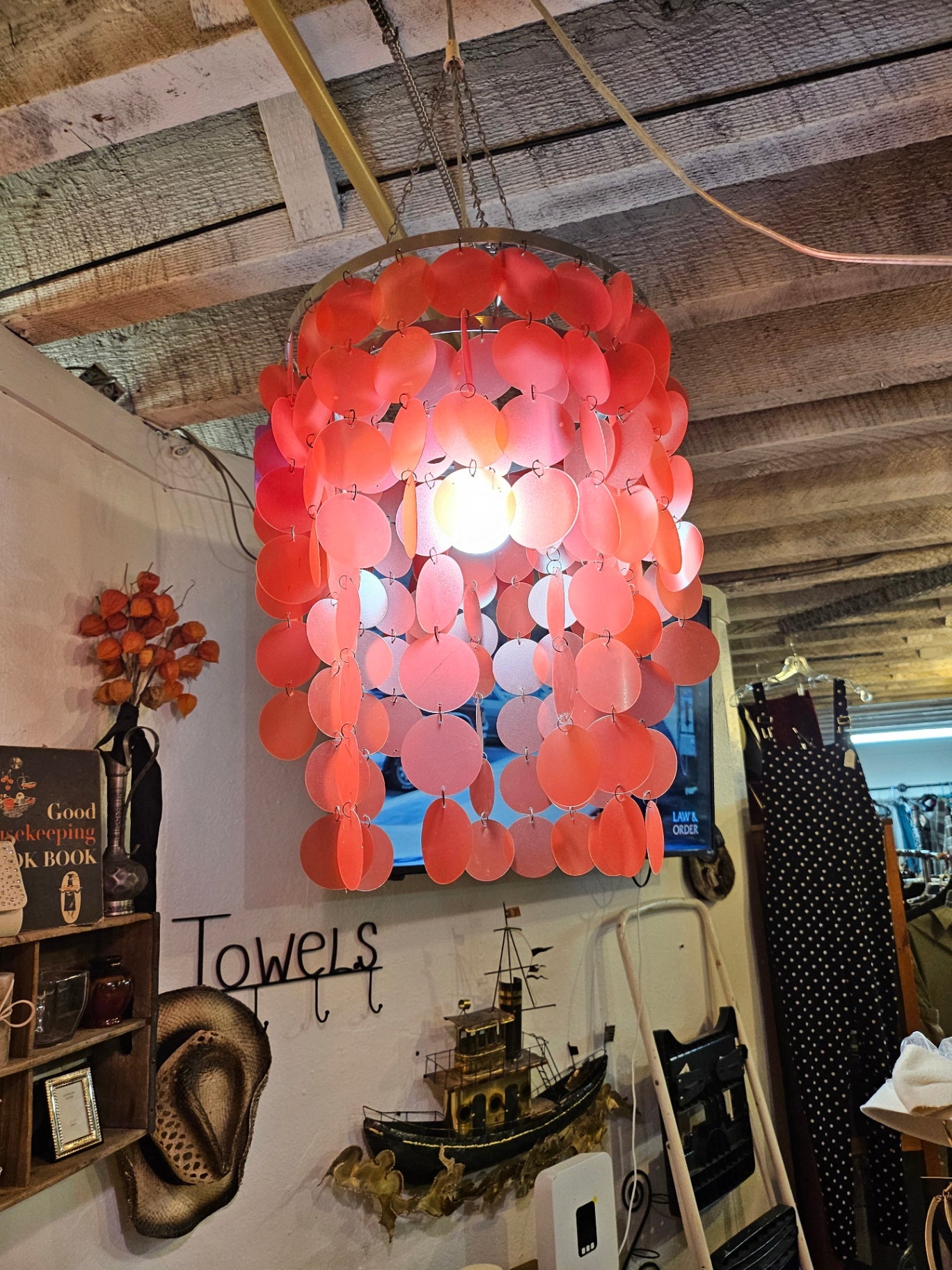 Pink Metal, Plastic Lighting Very good