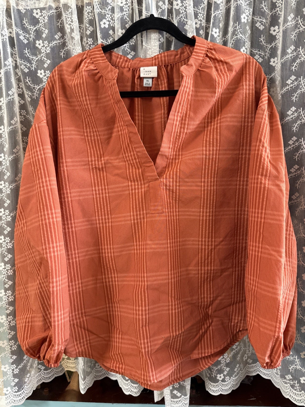 New Day Coral 61% polyester 28% rayon 11% Nylon XL Shirt Very Good
