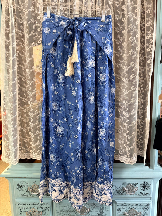 Simplee Blue and white viscose fabric with floral print Medium Pants Very Good