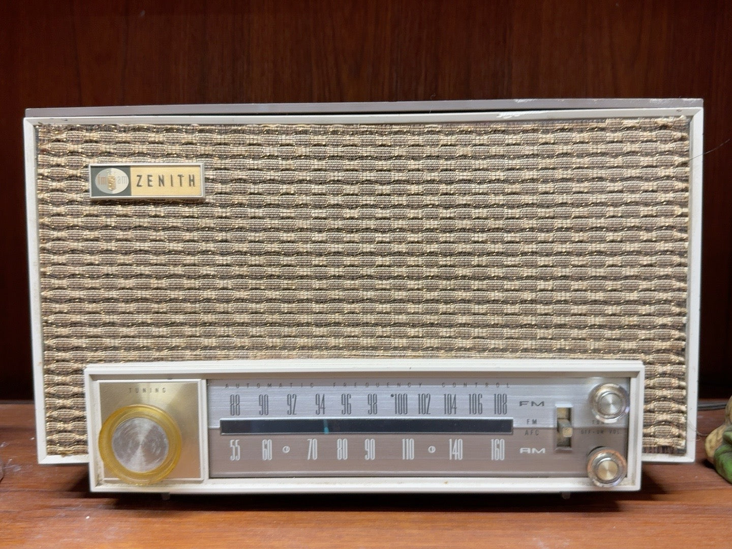 Vintage 1960s Zenith K725 AM/FM Tube Radio - Mid-Century Tabletop Radio