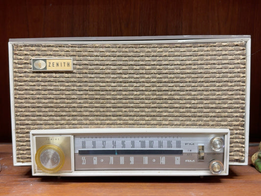Vintage 1960s Zenith K725 AM/FM Tube Radio - Mid-Century Tabletop Radio
