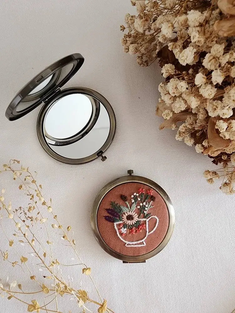Quince Fables - Floral Embroidered Compact Mirror, Collection Sophia ✅