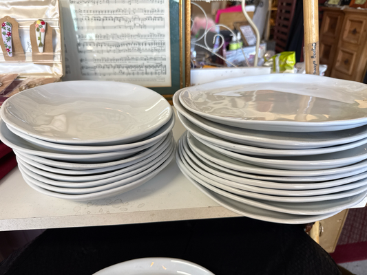 American Metalcraft White Melamine Paper-Style Plates – Set of 21