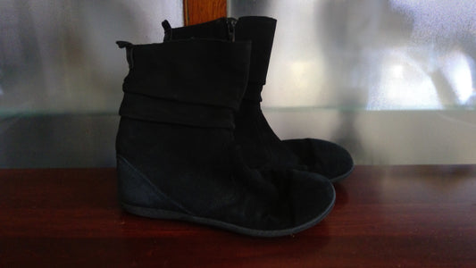 Groundies Black Suede Slouch Boots – Size 8, Warm Wool Lined