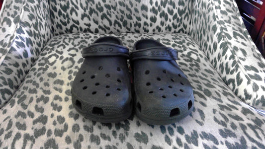 Crocs Classic Black Clogs – Size 7