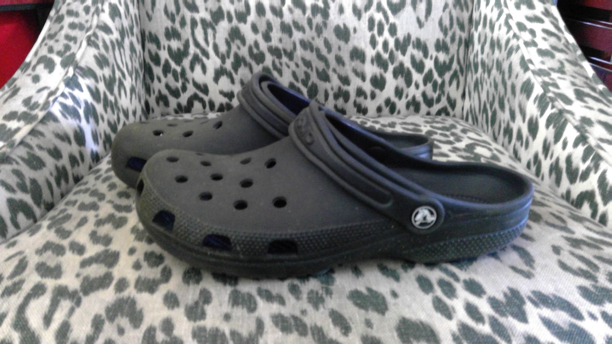 Crocs Classic Black Clogs – Size 7