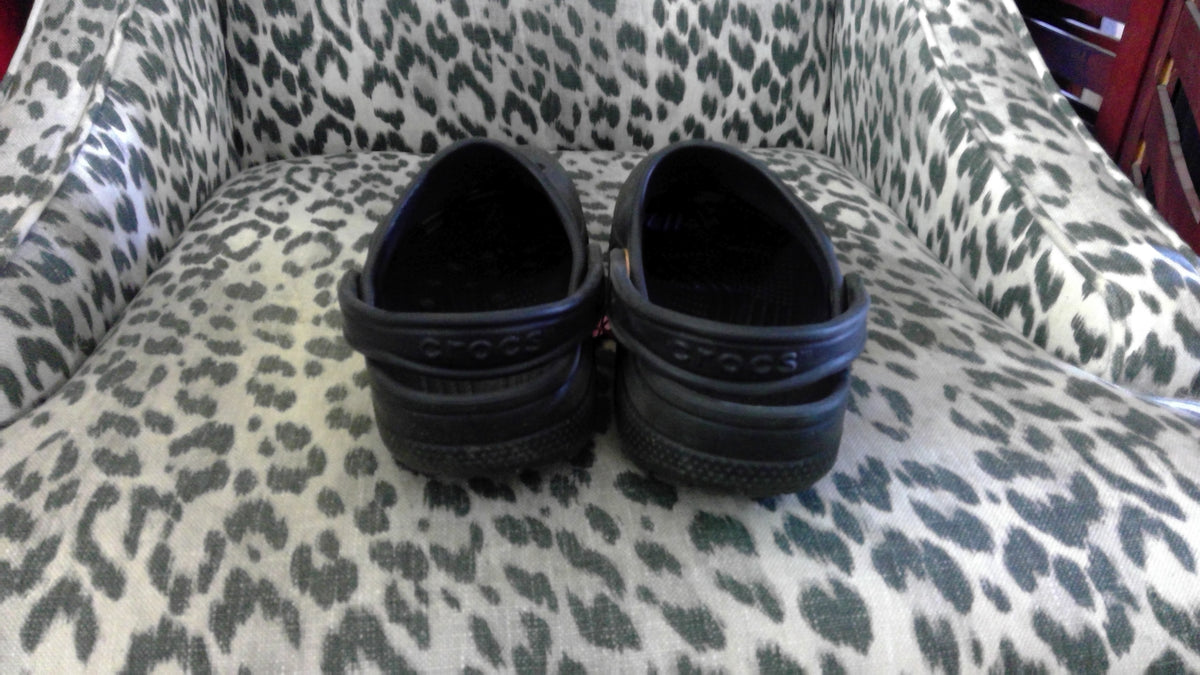 Crocs Classic Black Clogs – Size 7