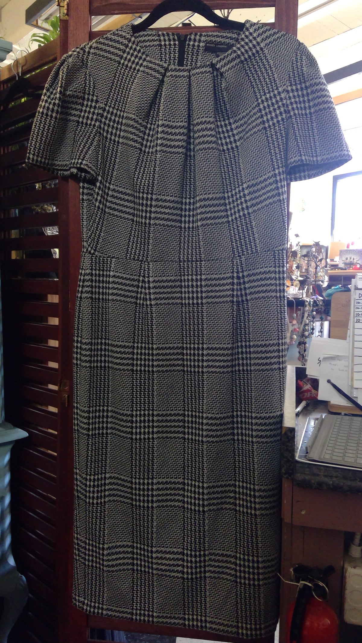 Maggy London Black & White Houndstooth Glen Plaid Sheath Dress – Size 6