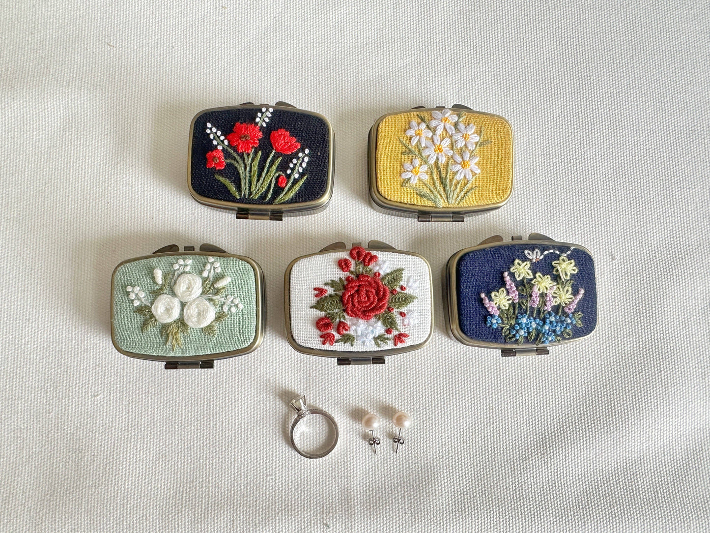 Quince Fables - Floral Embroidered Rectangle Mini Jewelry Box With Mirror ✅