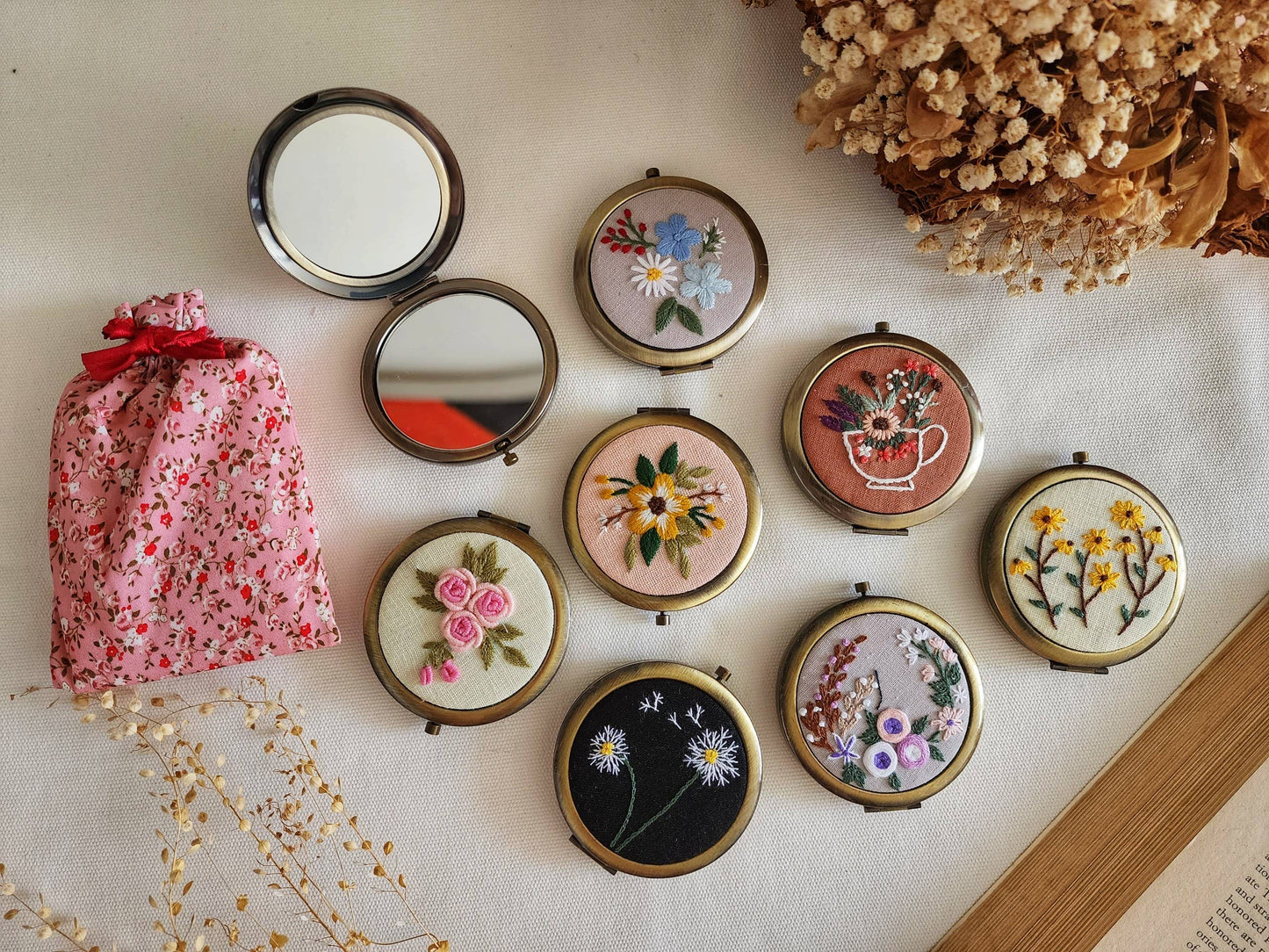 Quince Fables - Floral Embroidered Compact Mirror, Collection Sophia ✅