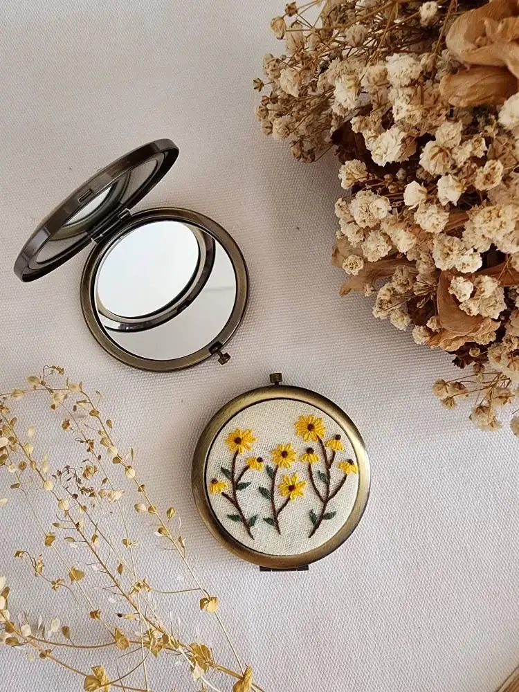 Quince Fables - Floral Embroidered Compact Mirror, Collection Sophia ✅