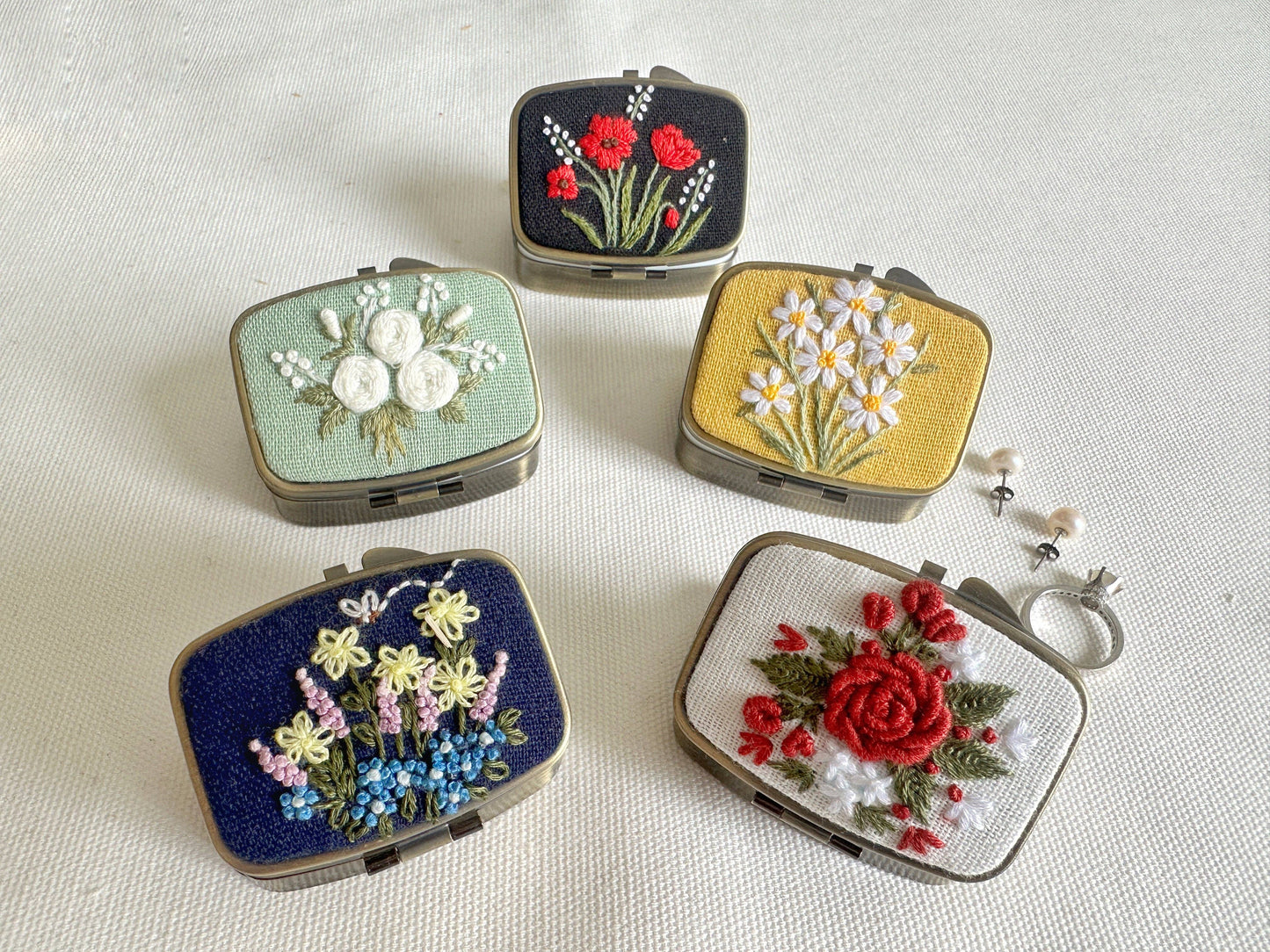 Quince Fables - Floral Embroidered Rectangle Mini Jewelry Box With Mirror ✅