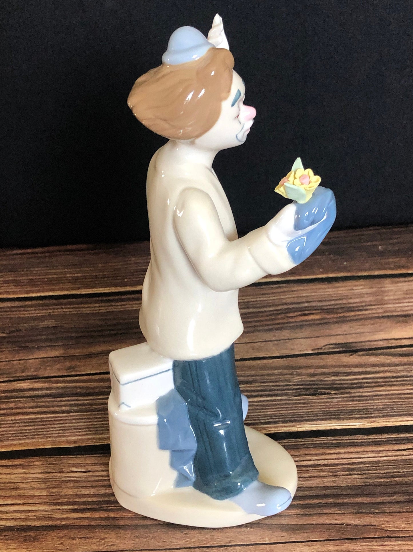 Desako Porcelain Clown Magician With Bisque Flowers Figurine 1993 Mexico