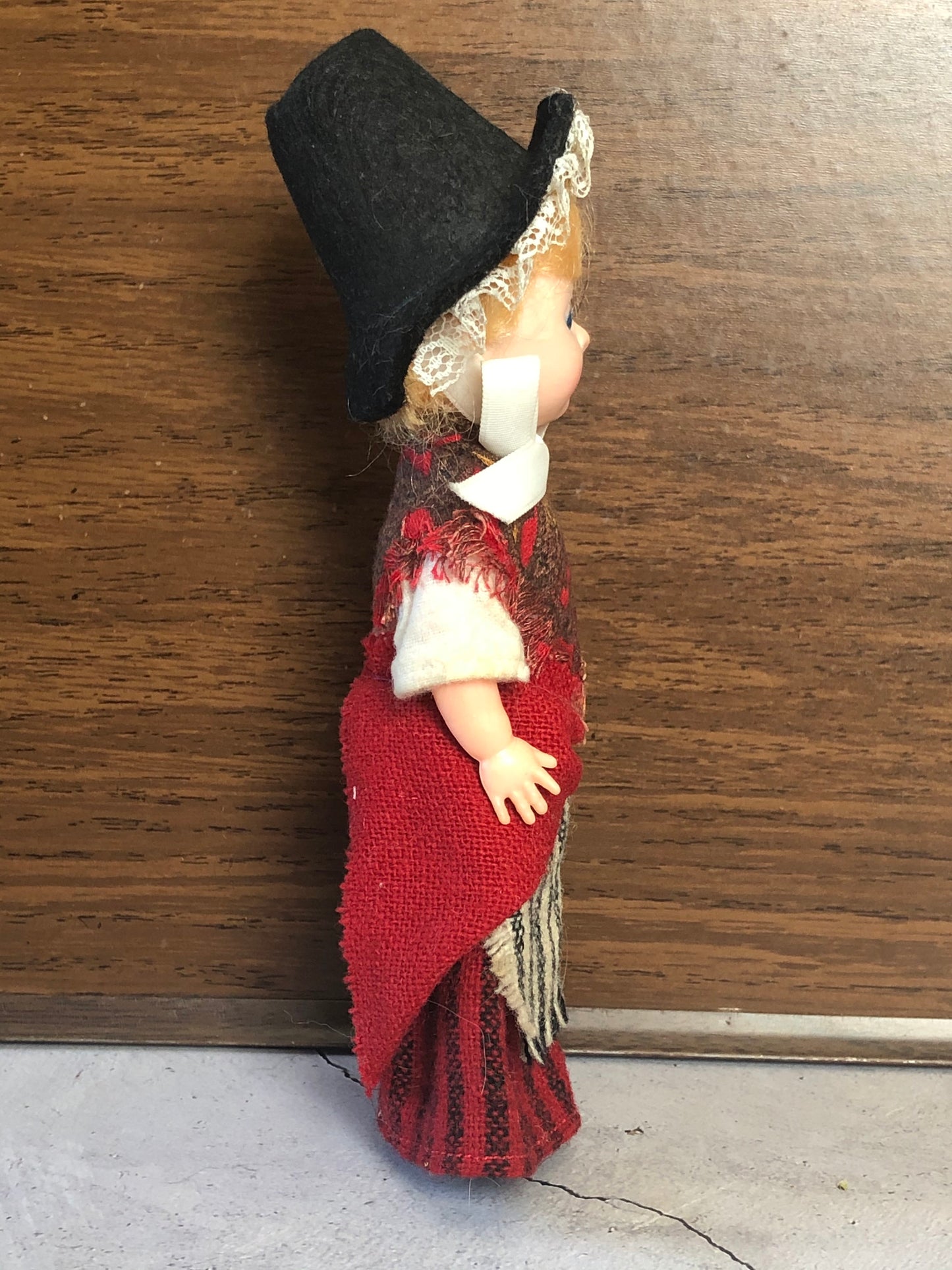 Vintage Pilgrim Doll, Blinking Eye Doll, Hard Plastic Pilgrim Doll, Pilgrim Doll in Vintage Linen or Burlap Dress and Felt Hat