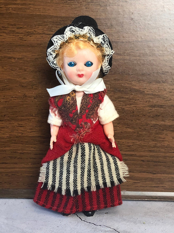 Vintage Pilgrim Doll, Blinking Eye Doll, Hard Plastic Pilgrim Doll, Pilgrim Doll in Vintage Linen or Burlap Dress and Felt Hat