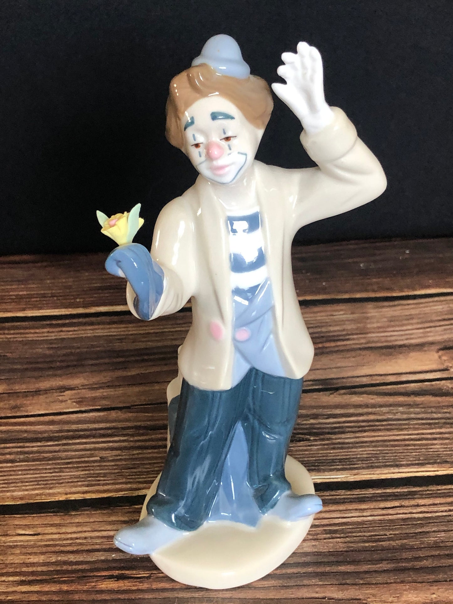 Desako Porcelain Clown Magician With Bisque Flowers Figurine 1993 Mexico