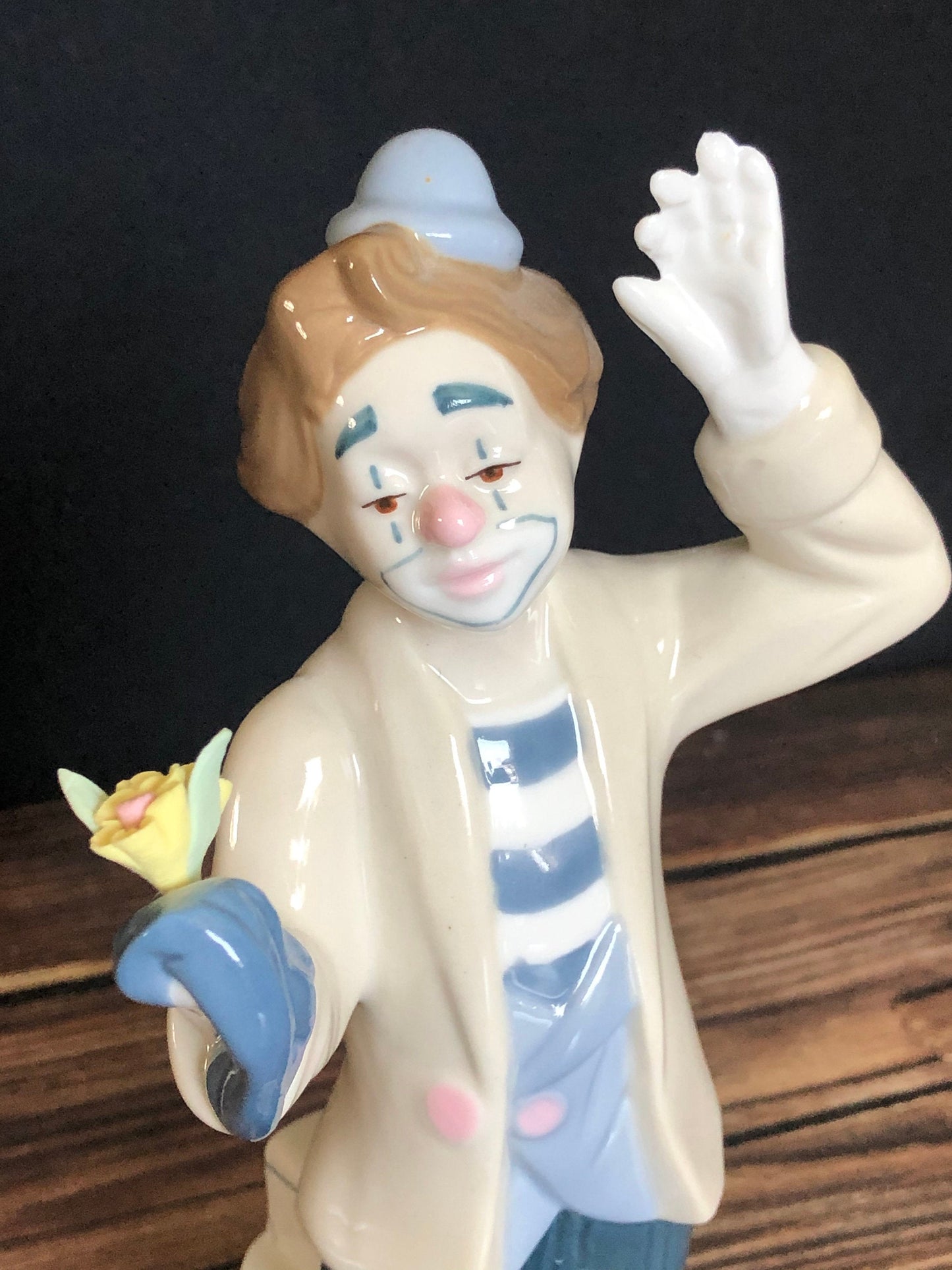 Desako Porcelain Clown Magician With Bisque Flowers Figurine 1993 Mexico