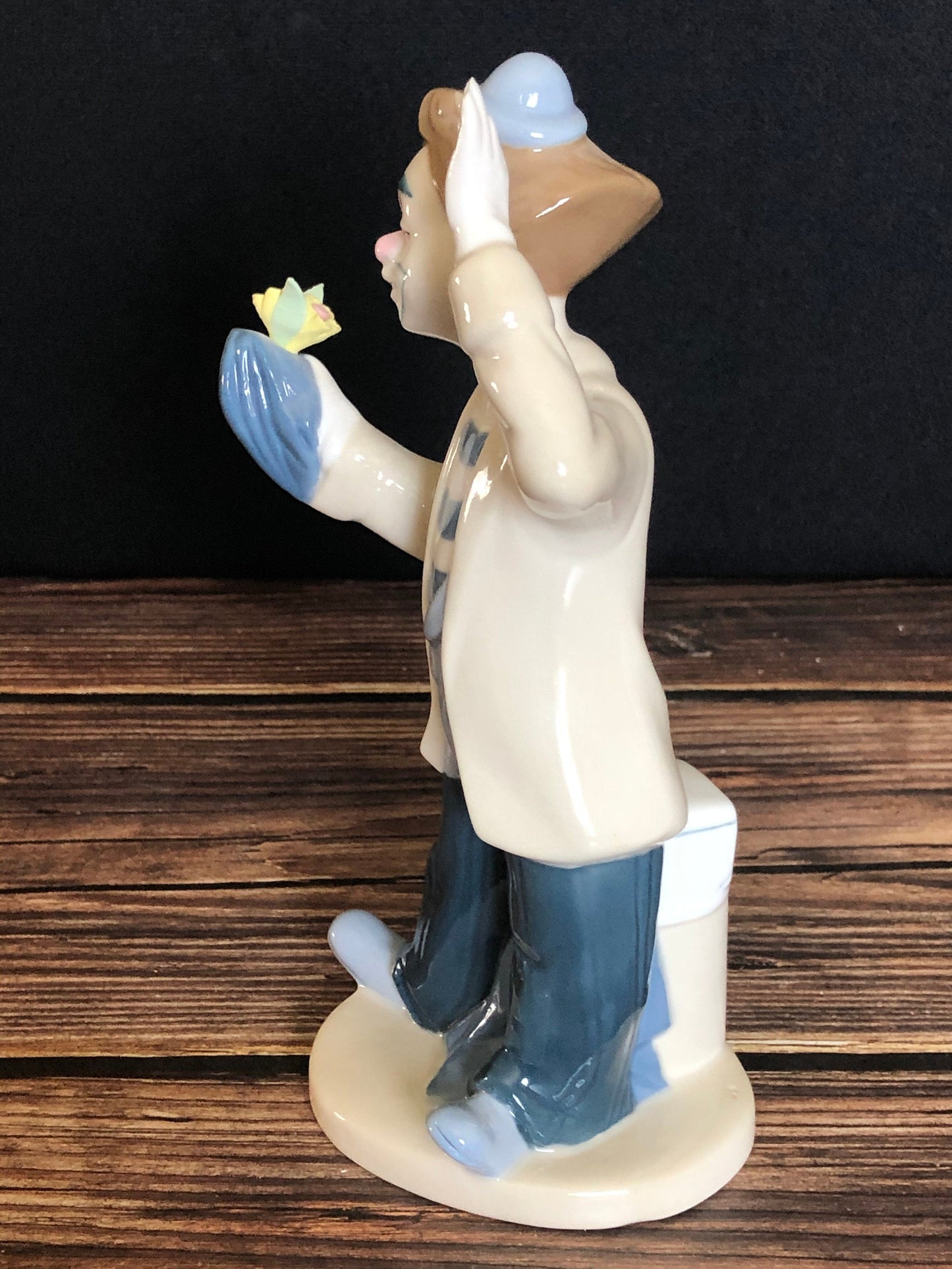 Desako Porcelain Clown Magician With Bisque Flowers Figurine 1993 Mexico