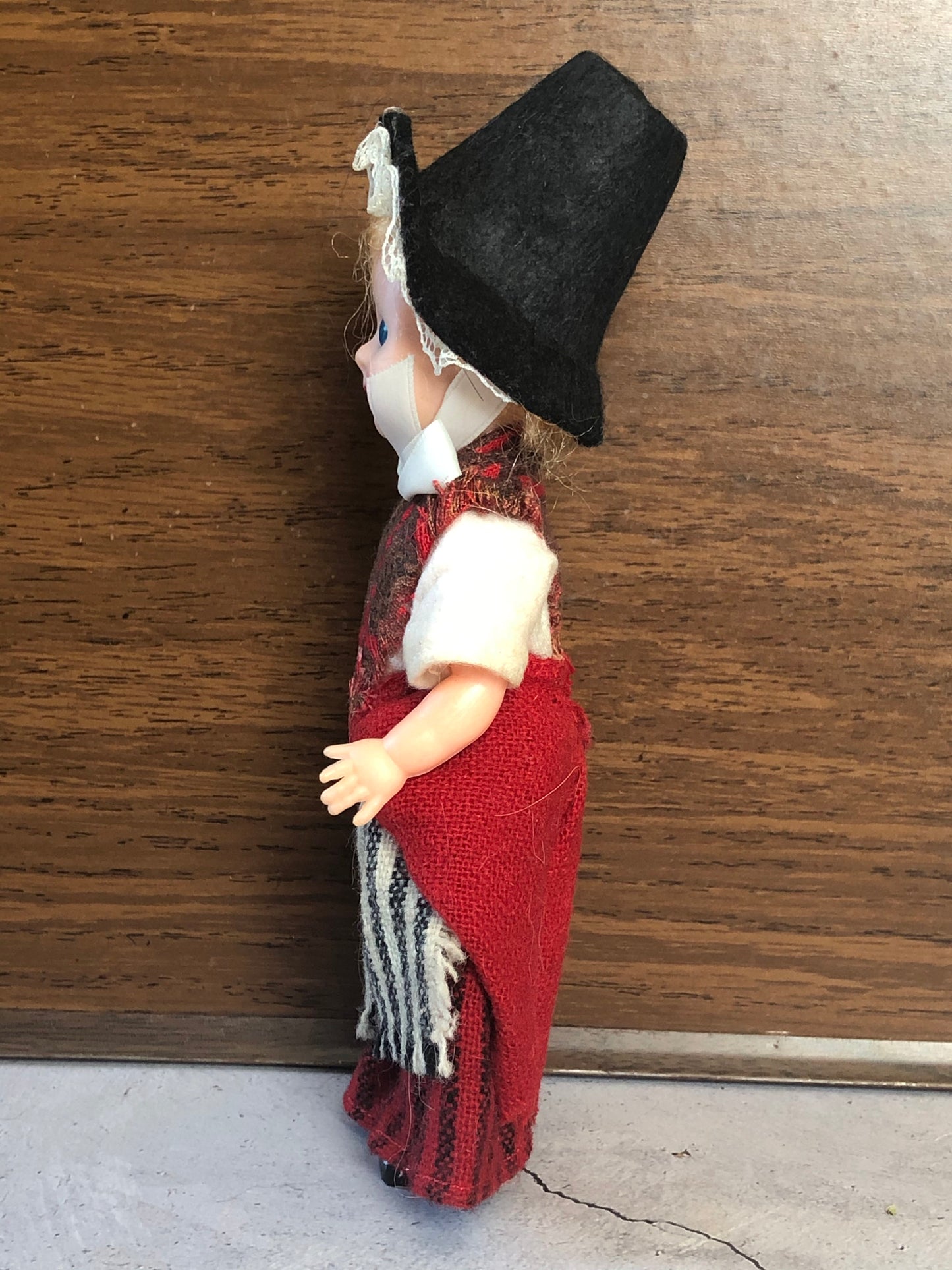 Vintage Pilgrim Doll, Blinking Eye Doll, Hard Plastic Pilgrim Doll, Pilgrim Doll in Vintage Linen or Burlap Dress and Felt Hat